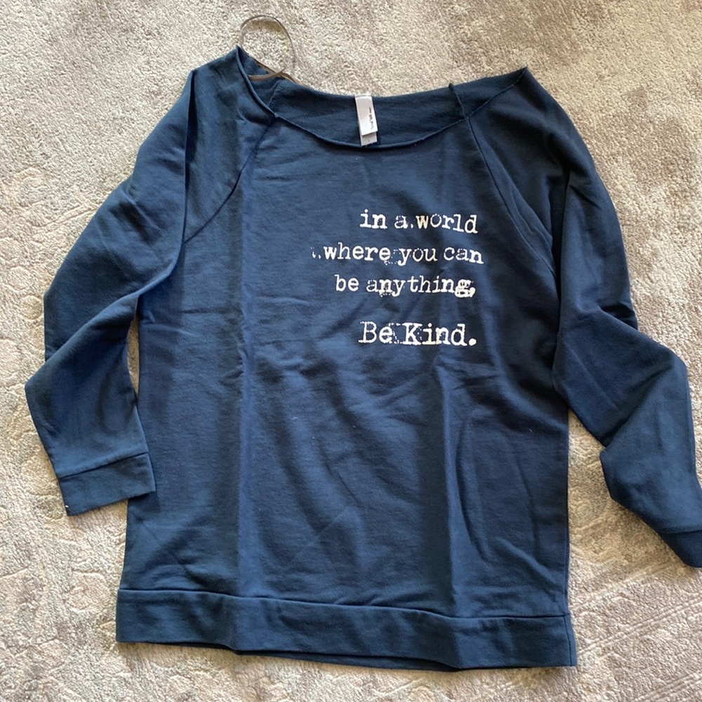 NWOT Thin sweater with graphic
